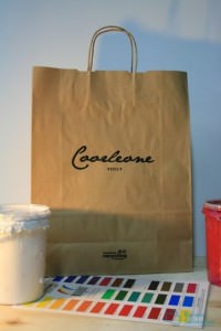 Bolsa y papel asa rizada