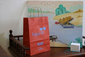 Bolsas para comercio baratas rojas con asa rizada y logotipo